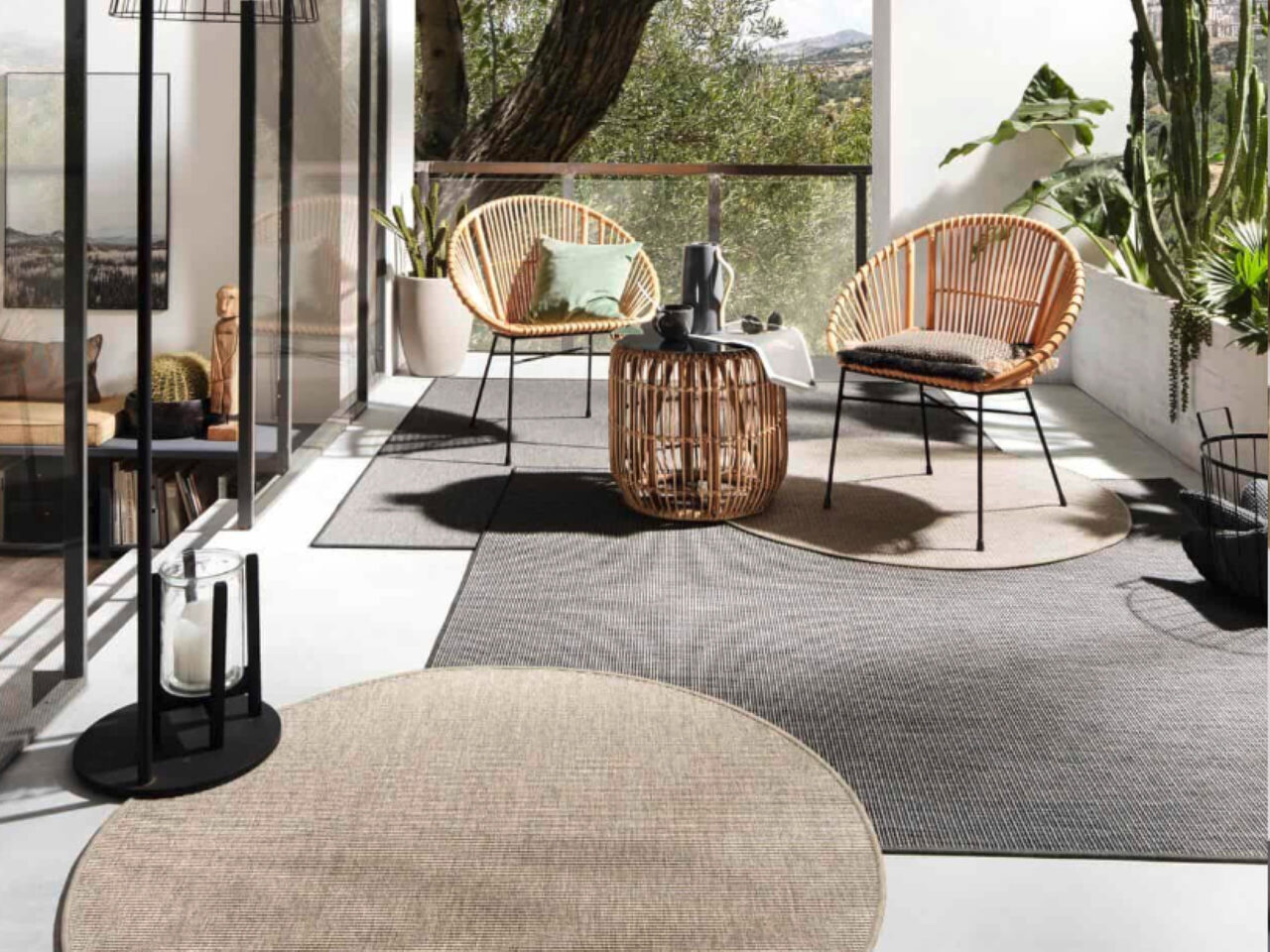 Eckige und runde Outdoorteppiche auf einem Balkon. Foto und Teppich: Jab Anstoetz