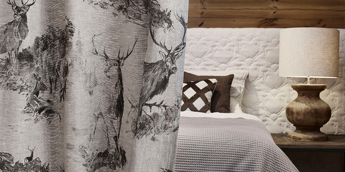 Kuschelige weiße Decke mit Kissen auf einem Sofa.